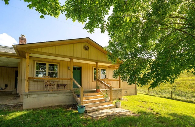 The Sheepfold: Remodeled cottage and 6 stall horse barn on working farm!