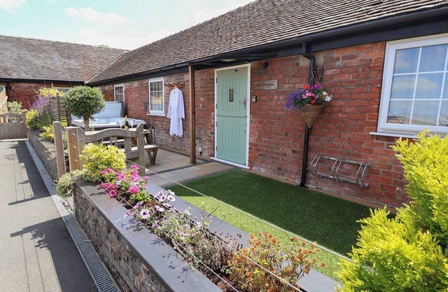 THE SHIPPON, family friendly, character holiday cottage in Chester
