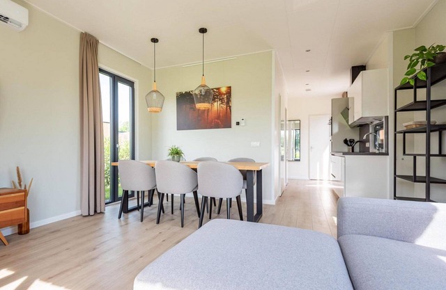 The six-person holiday villa Amalia with private sauna has a spacious living room, open kitchen, three bedrooms and a spacious patio.