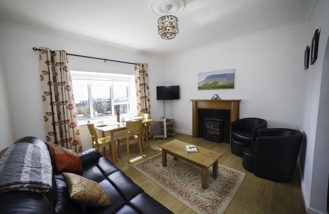 The Snug-2Bed Apt sleeps 4 with fab sea views directly on the Wild Atlantic Way