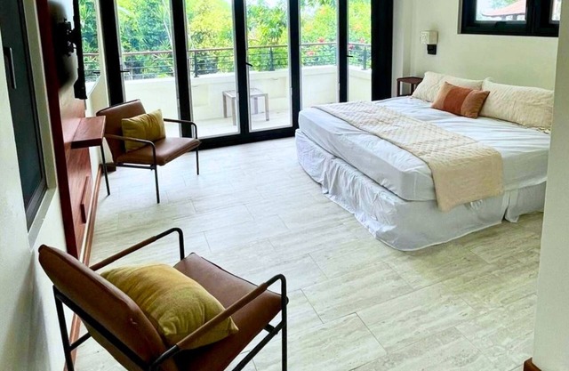 The Soursop Suite at Villa Horizon, Soursop Suite: Lush Garden Views Steps from Reduit Beach & Rodne