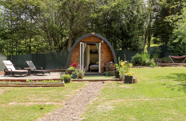 THE SOUTH LODGE RETREAT, pet friendly in East Grinstead