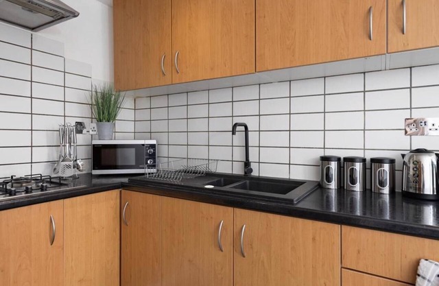 The Spinney - 4 Bedroom House in Wolverhampton, Sleeps 8