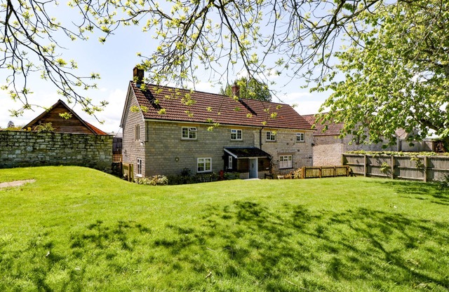 THE STABLE HOUSE, pet friendly, with hot tub in Sherborne