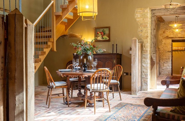 The Stables at Holy Well, Southam- sleeps 4 guests in 2 bedrooms
