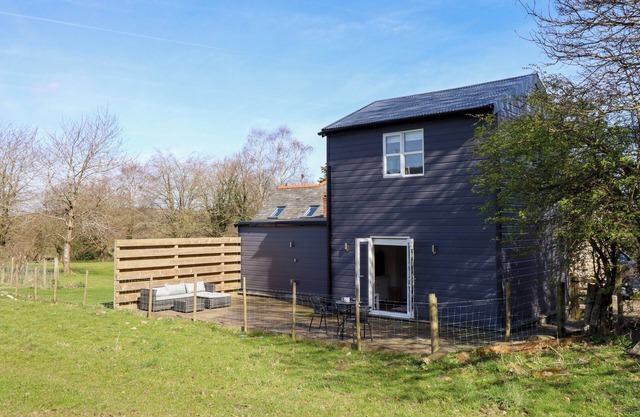 THE STABLES, pet friendly, with a garden in Tafarn-Y-Gelyn