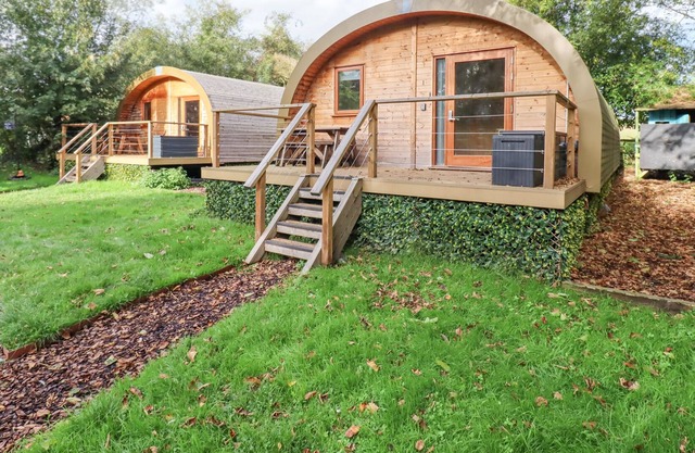 THE STAR AT LIDGATE CABIN 1, pet friendly, with a garden in Cheveley