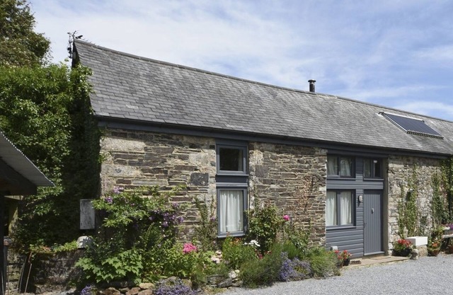 THE STONE BARN COTTAGE, pet friendly, with open fire in Holne