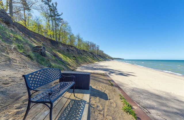 The Studio - Lake Michigan Access - Unique Art throughout