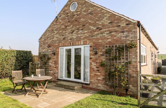 THE STUDIO, pet friendly, country holiday cottage in Stamford Bridge