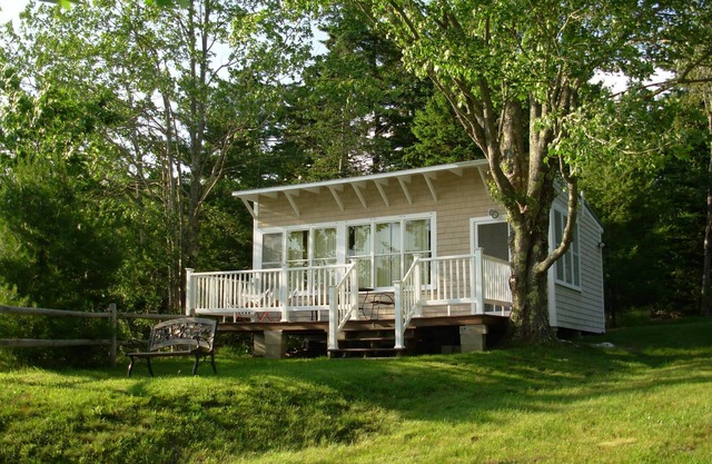 "The Studio" Sea Cottage, Perfect for Couples, Peaceful yet 16 miles to Acadia