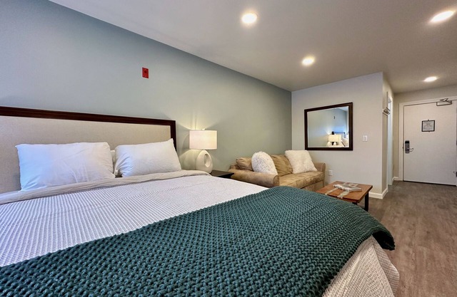 The Suites: Next Door - Studio at Killington Resort on the Bus Route. Discounted Ski Rentals. 531
