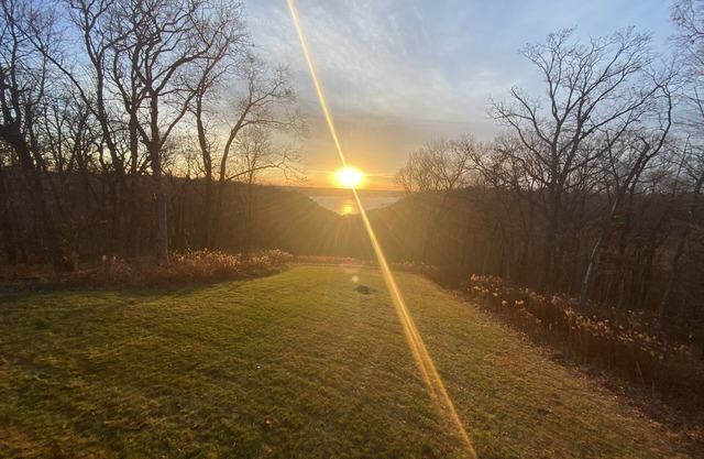 The Sun Set River View, Luxury, private, amazing views of River with Hot Tub