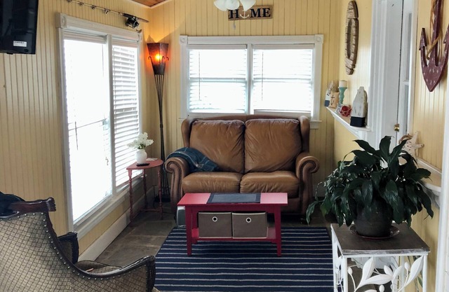 The Sunny Place Apt. 1/Bed F/B W/D full kitchen sunroom deck