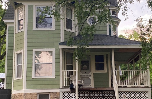 The Sutton House 2 blocks from Main Street & Courthouse Square