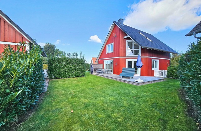 The Swedish-style vacation home "Solängen" is idyllically situated on the edge of the Holst