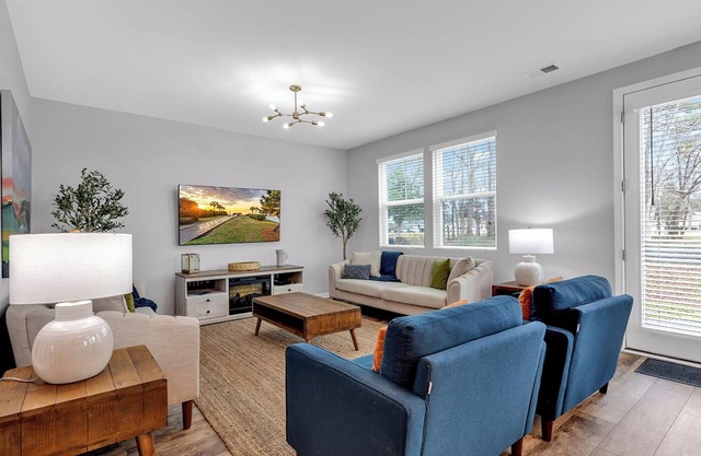 The Teal House — 5-Star Modern Retreat Near Beach, Golf & Attractions