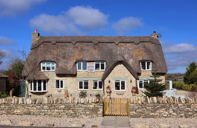 The Thatch House - sleeps 8 guests in 4 bedrooms