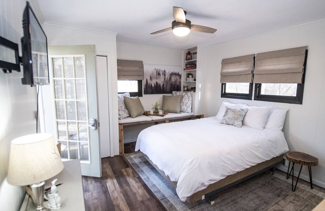 The Tiny Bay House - Romantic Hideaway