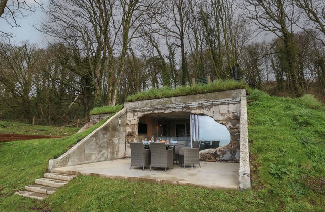 THE TRANSMITTER BUNKER, pet friendly, with open fire in Ringstead