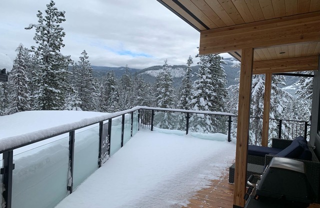 The Treehouse Suite with a roof top jacuzzi hot tub. Private and Quiet.