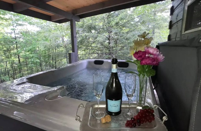 The Treehouse - TN Honeymoon Cabin - HOT TUB - in BSF!