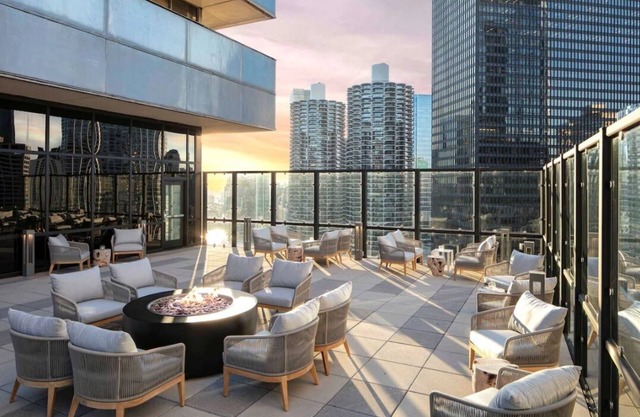 The Ultimate Chicago Experience! Close to Chicago Riverwalk and Picasso Statue