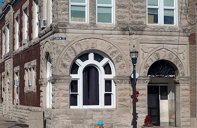 The Vault /Historical 1800s Bank 7min Off I-64. Downtown Main street