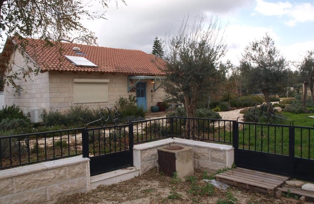 The Walnut House - A beautiful country cottage near Jerusalem