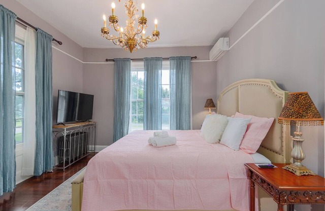 The Warwick Inn Boutique Amity Room 3 an Hour from NYC