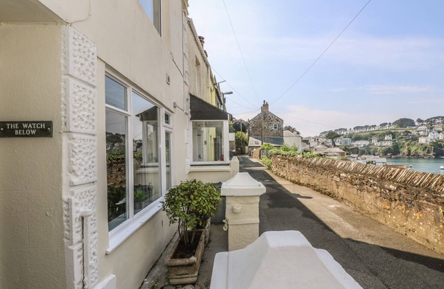 THE WATCH BELOW, pet friendly, character holiday cottage in Polruan