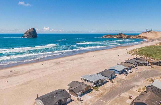 The Westerly #121 - Oceanfront cabin with amazing views, direct beach access. Pet friendly.