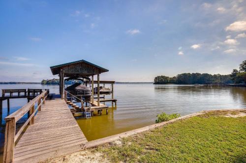 The Whacky Shack Family Cabin with Fire Pit!