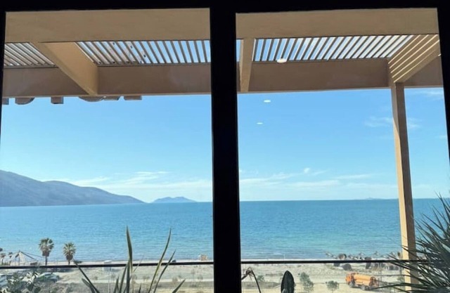 The Whale - Family friendly spacious apartment right on the beach