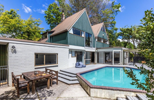 The Whio Retreat - Secluded Retro Riverside Getaway w/Pool & Hot Tub.