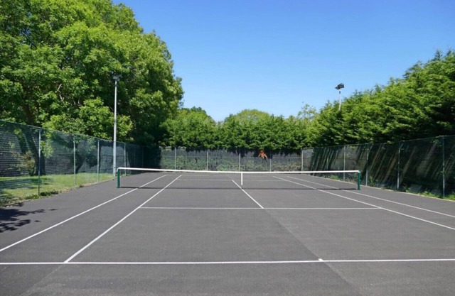 The White Cottage with Tennis Court, Hot Tub, BBQ