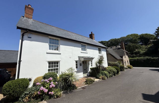 The White House -Bright and spacious property located in an AONB