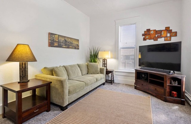 The White Lotus: 2 mi to U of O/Downtown