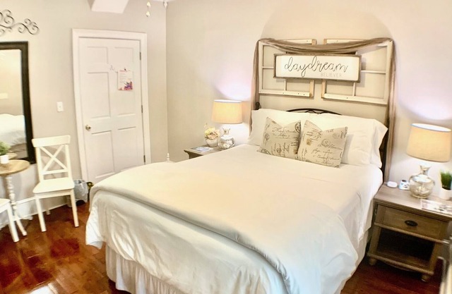 The White Oak; private bed/bath, separate entrance