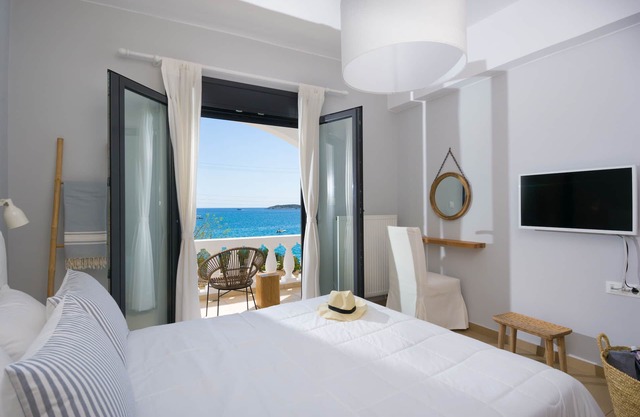 The White Splash. A seaside, ground floor, boho apartment with stunning views