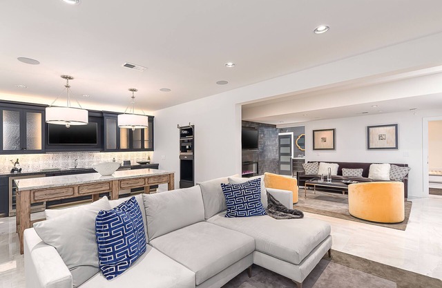 The Whitehouse SuitenYour Personal Entertainment Space!