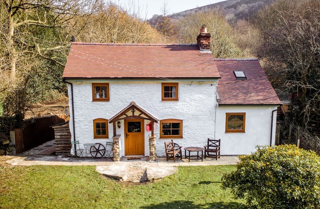 THE WILDERNESS, pet friendly, with hot tub in Stiperstones