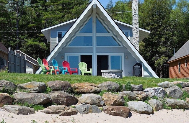 The Winfish House- Steps From Sandy White Beach!