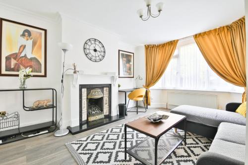 The Wishing Well- Lovely Spacious Home In BS4 Sleeps 8