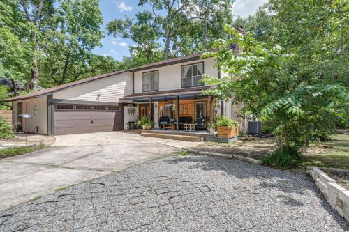 The Woodlands Corner Casa in the Tall Trees!