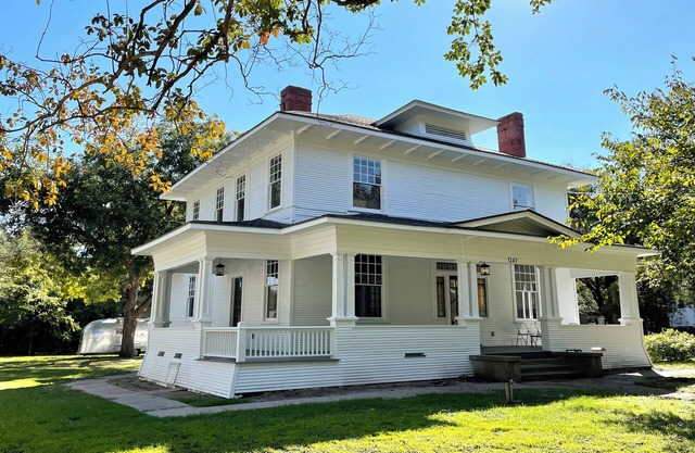 THE WRITERS HOUSE a fully restored 1912 Craftsman in Corsicana Carriage District