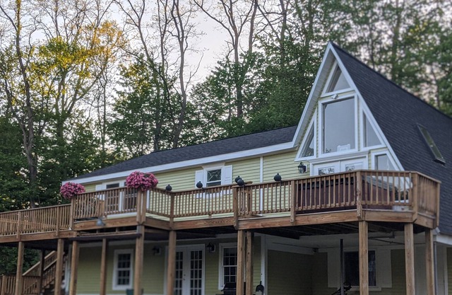 The Yay Frame- KING BED, HOT TUB/ SAUNA, FOOSBALL, PETS/KIDS