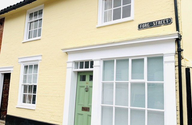 The Yellow Cottage on the hill central location in Framlingham