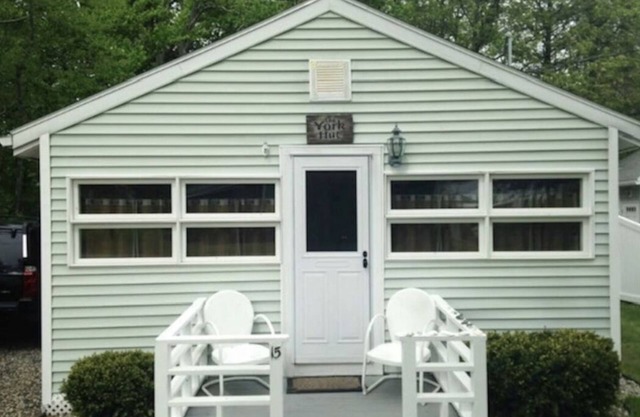 The York Hut is an updated gem just steps to Long Sands! 7min walk to the beach!