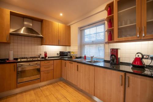 The Zenscape - Chic 2 Bedroom Apartment in Covent Garden l Sleeps 6 with Sofa Bed l Prime Location plus Free WiFi l Perfect for Business & Leisure Travelers l 15percent Off Weekly & 20percent Off Monthly Stays!